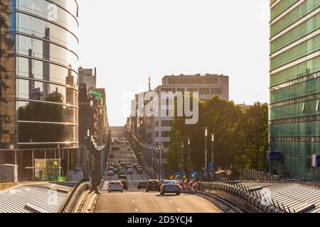 Belgique, Bruxelles, vue de la rue de la Loi avec la circulation routière au quartier européen Banque D'Images