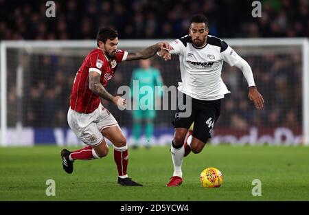 Marlon Pack de Bristol City (à gauche) et Tom Huddlestone du comté de Derby (à droite) lutte pour le ballon Banque D'Images