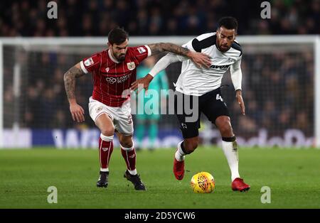 Marlon Pack de Bristol City (à gauche) et Tom Huddlestone du comté de Derby (à droite) lutte pour le ballon Banque D'Images