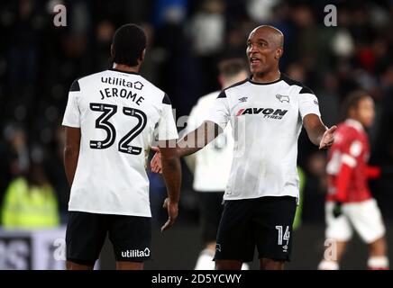 Cameron Jerome (à gauche) et Andre Wisdom (à droite) du comté de Derby le sifflet final Banque D'Images