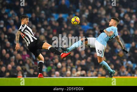 Rob Elliot, gardien de but de Newcastle United (à gauche), et Nicolas de Manchester City Otamendi lutte pour le ballon Banque D'Images