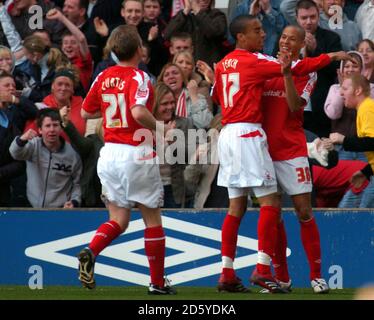 James Perch (l) de Nottingham Forest célèbre l'objectif de Nathan Tyson (r) Banque D'Images