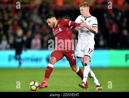 Alex Oxlade-Chamberlain de Liverpool (à gauche) et Sam Clucas de Swansea City pour le ballon Banque D'Images