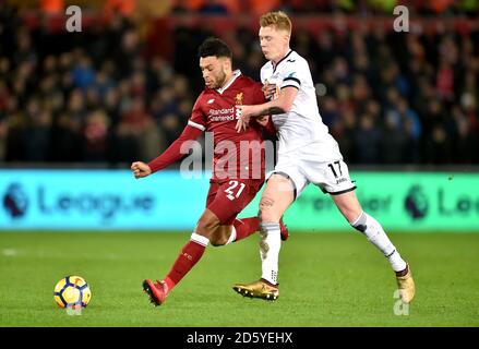 Alex Oxlade-Chamberlain de Liverpool (à gauche) et Sam Clucas de Swansea City pour le ballon Banque D'Images