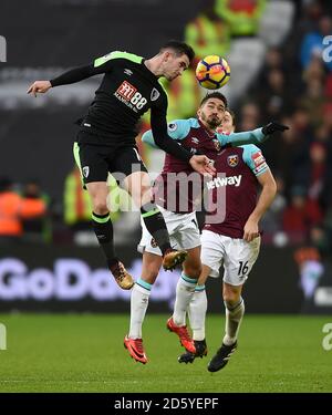 Lewis Cook (à gauche) de l'AFC Bournemouth et Manuel de West Ham United Lanzini lutte pour le ballon Banque D'Images