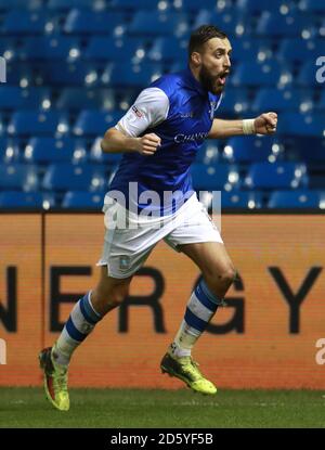 Atdhe Nuhiu, de Sheffield Wednesday, célèbre le premier but Banque D'Images