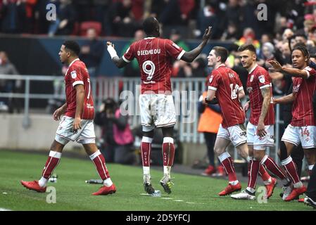 Famara Diedhiou, de Bristol City, célèbre son premier but jeu Banque D'Images