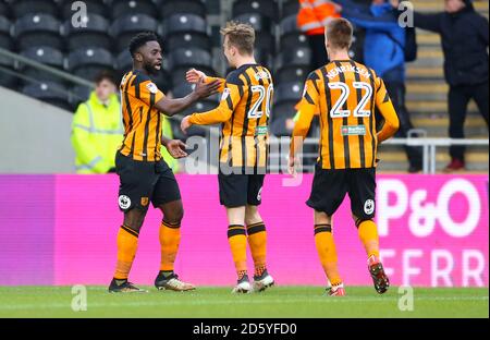 Nouha Dicko de Hull City célèbre le deuxième but de son camp De la partie avec les coéquipiers Jarrod Bowen de Hull City (Centre) et Markus Henriksen Banque D'Images