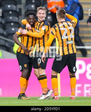 Nouha Dicko de Hull City célèbre le deuxième but de son camp De la partie avec les coéquipiers Jarrod Bowen de Hull City (Centre) et Markus Henriksen Banque D'Images