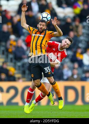 Kevin Stewart de Hull City (à gauche) et Ben Brereton de Nottingham Forest bataille pour le ballon Banque D'Images