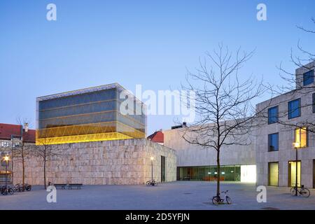 Germany, Bavaria, Munich, Ohel Jakob synagoge et Judish Musée à Sankt-Jakobs-Platz dans la soirée Banque D'Images