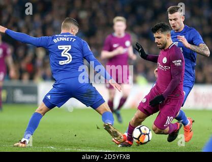 Sergio Aguero de Manchester City (à droite) et Joe Bennett de Cardiff City bataille pour le ballon Banque D'Images