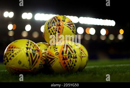 Ballons de football sur le terrain avant le coup d'envoi Banque D'Images