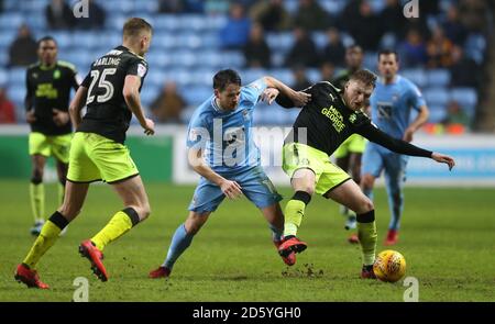 Marc McNulty (centre) de Coventry City et George Maris de Cambridge United (à droite) lutte pour le ballon Banque D'Images