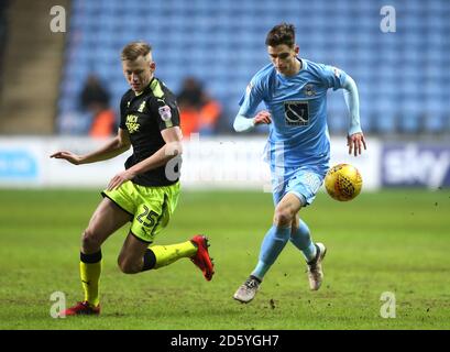 Tom Bayliss de Coventry City (à droite) et Harry Darling de Cambridge United bataille pour le ballon Banque D'Images