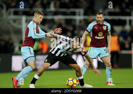 Johann Berg Gudmundsson de Burnley (à gauche) s'attaque au Kenedy de Newcastle United (au centre) Banque D'Images