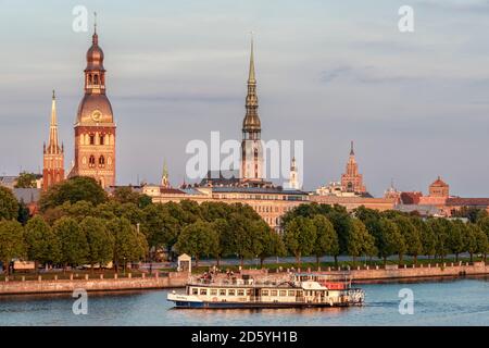 Lettonie, Riga, paysage urbain avec rivière Daugava, églises et Académie des sciences Banque D'Images