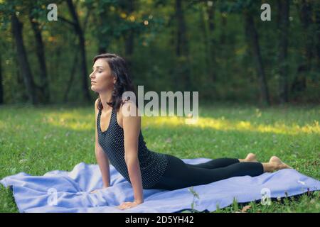 Croatie, femme pratiquant le yoga dans la posture du cobra, yoga dans la nature Banque D'Images