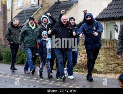 Les fans de Coventry City et de Forest Green Rovers font leur Chemin vers la nouvelle pelouse Banque D'Images