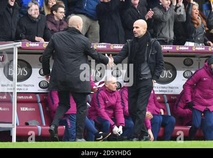 Sean Dyche, responsable de Burnley (à gauche) et PEP, responsable de Manchester City Guardiola secouer les mains après le coup de sifflet final Banque D'Images