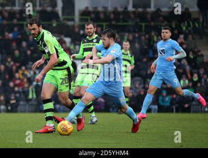 Marc McNulty, de Coventry City, fait le tour de Forest Green Rovers Farrend Rawson Banque D'Images