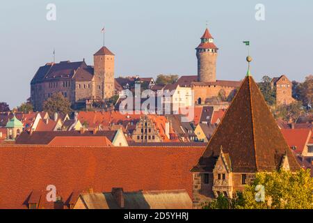 Allemagne, Bavière, Nuremberg, vieille ville, paysage urbain avec château de Nuremberg et droit de prison du débiteur Banque D'Images