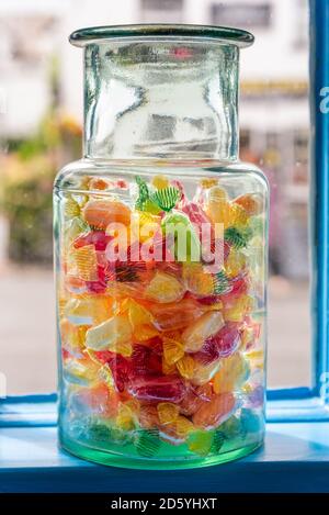 Pot sucré en verre à l'ancienne dans la fenêtre d'un boutique de produits sucrés Banque D'Images