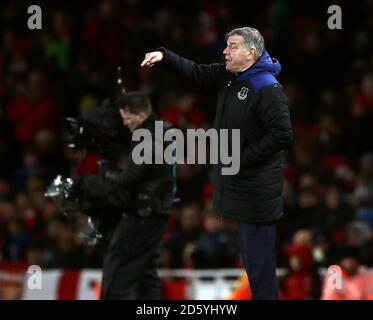 Sam Allardyce, directeur d'Everton, donne des instructions à son équipe pendant le Premier ministre Match de ligue entre Arsenal et Everton au stade Emirates Banque D'Images