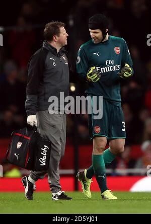 Le gardien de but Petr Cech d'Arsenal se blesse pendant le Premier ministre Match de ligue entre Arsenal et Everton au stade Emirates Banque D'Images