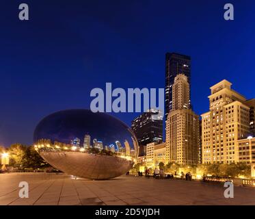 USA, Illinois, Chicago, vue sur Cloud Gate à Millenium Park la nuit Banque D'Images