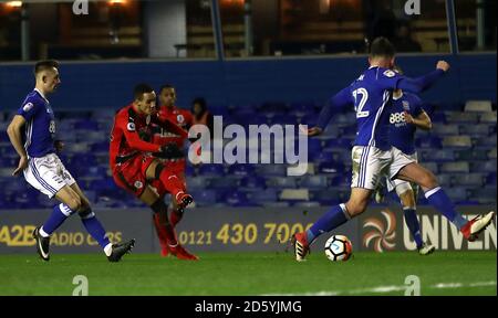 Tom Ince, de Huddersfield Town, marque le quatrième but de son équipe pendant le match Banque D'Images