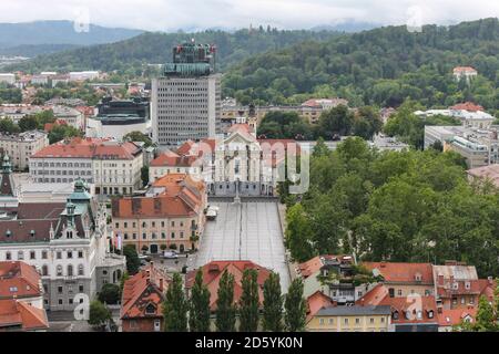 Vue aérienne du centre-ville de Ljubljana, capitale de la Slovénie.Kongresni trg et vue sur l'université depuis le château. Banque D'Images