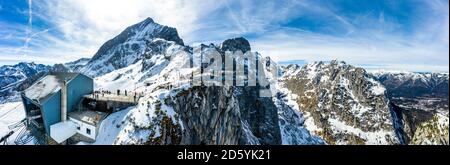 Germany, Bavaria, Mittenwald, du Wetterstein, Alpspitze, station de montagne avec plate-forme d'observation AlpspiX Banque D'Images