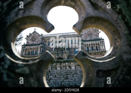 Espagne, Cantabrie, Comillas, palais de Sobrellano, vue à travers la fenêtre de trèfle Banque D'Images
