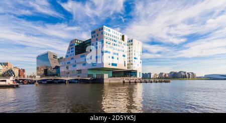 Pays-Bas, Amsterdam, vue de Westerdok, IJdock et palais de justice en arrière-plan Banque D'Images