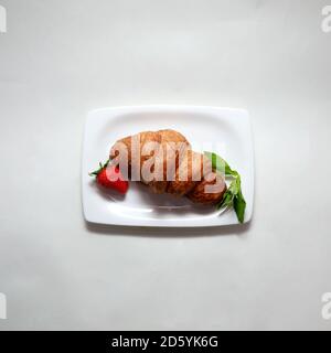Prise de vue en grand angle d'un délicieux croissant aux fraises Banque D'Images
