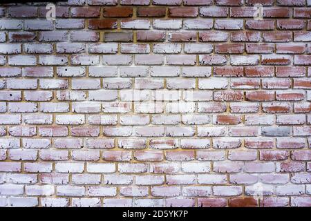 Arrière-plan d'un mur de briques rouges peint en blanc. Texture des carreaux de briques Banque D'Images