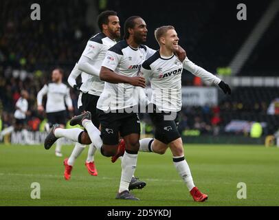 Matej Vydra (à droite), du comté de Derby, célèbre la première fois que son camp a été fêté But du jeu contre Norwich City Banque D'Images