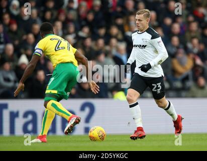 Matej Vydra (à droite) du comté de Derby et Alexander Tettey de Norwich City bataille pour le ballon Banque D'Images