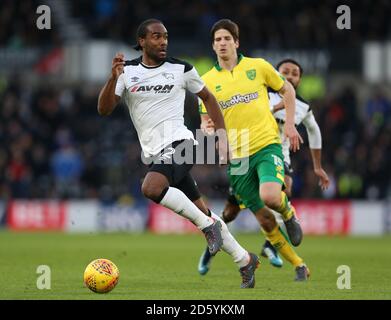 Cameron Jerome du comté de Derby (à gauche) et Timm Klose de Norwich City bataille pour le ballon Banque D'Images