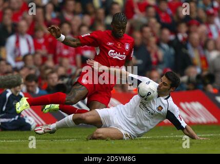 Djibril Cisse de Liverpool et Lionel Scaloni de West Ham United Banque D'Images