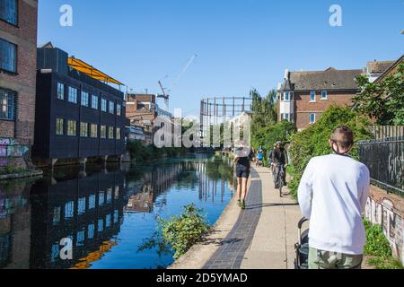 Les gens qui marchent, marchent et font du vélo le long du chemin de halage sur le canal Regents à Londres, Angleterre, Royaume-Uni Banque D'Images