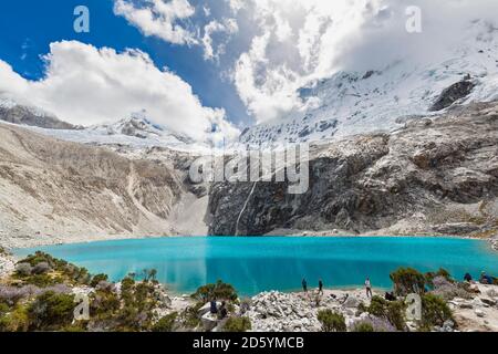 Le Pérou, les Andes, la Cordillère Blanche, parc national de Huascaran, Laguna 69 et Nevado Le Chacraraju Banque D'Images