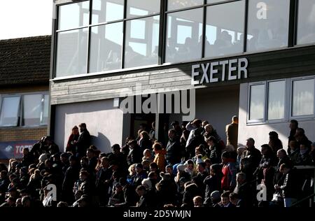 Racegoers dans le stand lors du Super Sunday à l'hippodrome d'Exeter Banque D'Images