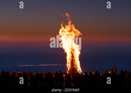 Allemagne, Bavière, haute-Bavière, Aschau im Chiemgau, gens célébrant le festival du milieu de l'été Banque D'Images