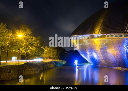 Allemagne, Bremen, Universum Science Centre par nuit Banque D'Images