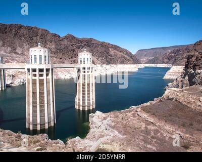 USA, Nevada, Hoover Dam et le Lac Mead montrant les niveaux d'eau tombé Banque D'Images