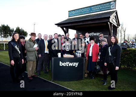 Wayne Hutchinson, monté sur Elgin, célèbre avec les propriétaires L'enceinte du gagnant après la course d'obstacles Betway Kingwell à 14:45 Banque D'Images