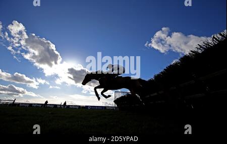 Wayne Hutchinson monté sur Elgin va gagner dans le 14:45 : course de haies de Betway Kingwell Banque D'Images