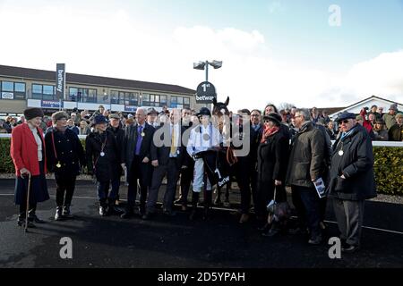 Wayne Hutchinson, monté sur Elgin, célèbre avec les propriétaires L'enceinte du gagnant après la course d'obstacles Betway Kingwell à 14:45 Banque D'Images